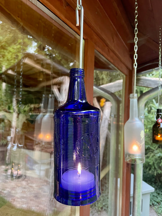 Windlicht aus italienischer Wasser Flasche - ein Flaschenjunge mit Glasrelief - besonderes Unikat mit Drahteinsatz