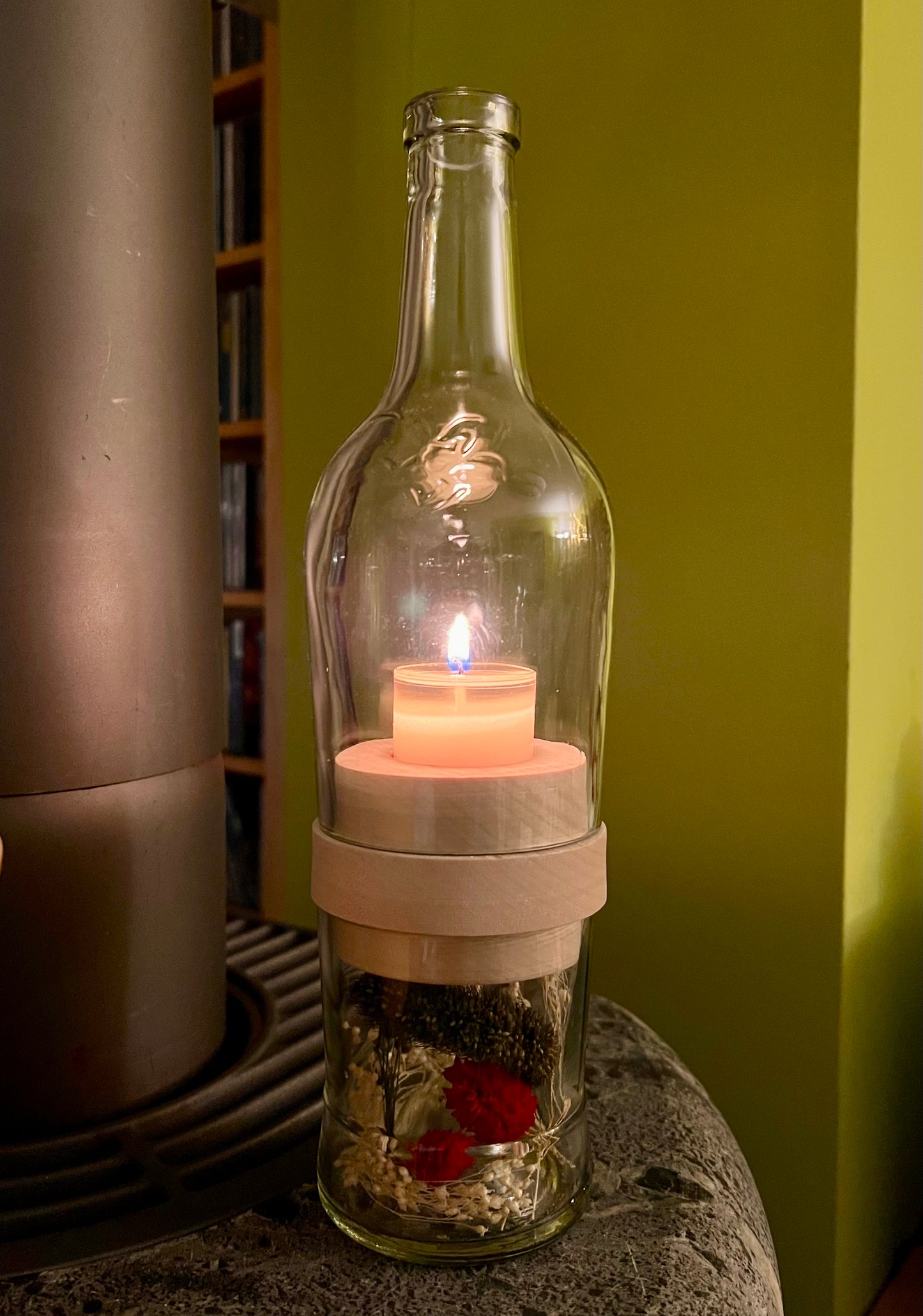 Handgefertigtes Windlicht aus Zacapa Rum Flasche – tolle Flaschenform mit Glasrelief – mit Teelicht für gemütliche Atmosphäre