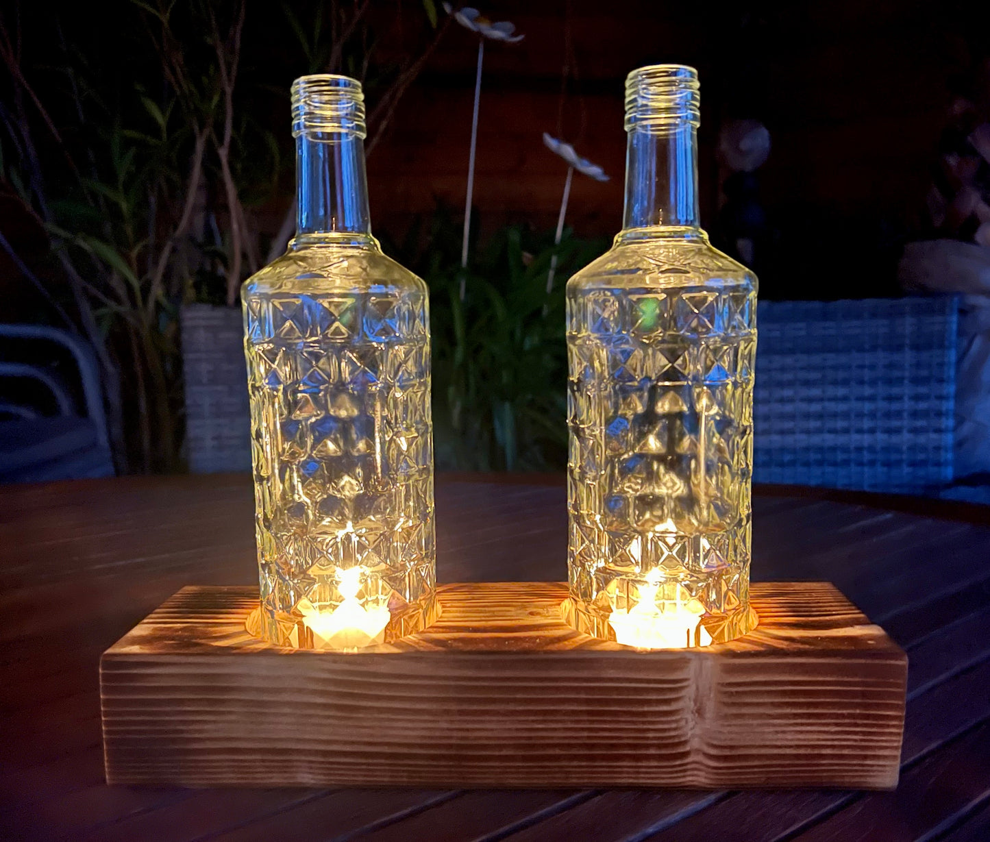 Tischleuchter zweiflammig mit alten Three Sixty Vodka Flaschen - Glas auf Holz - besonderes Unikat auf Kantholz - Auftragsarbeit