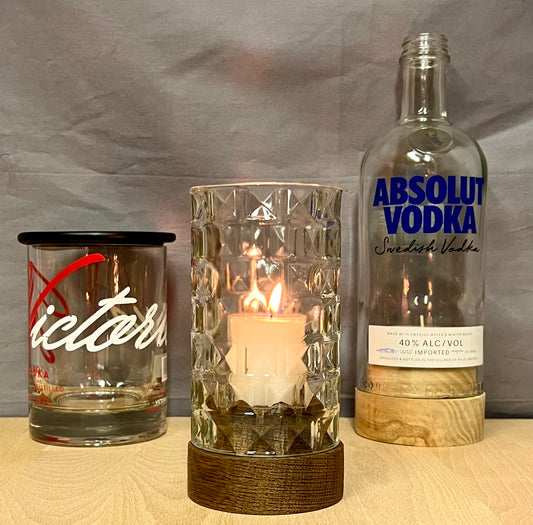 Tischleuchter einflammig aus alter Three Sixty Vodka Flasche als Hülse - besonderes Unikat auf gedrechseltem Holzsockel - Auftragsarbeit