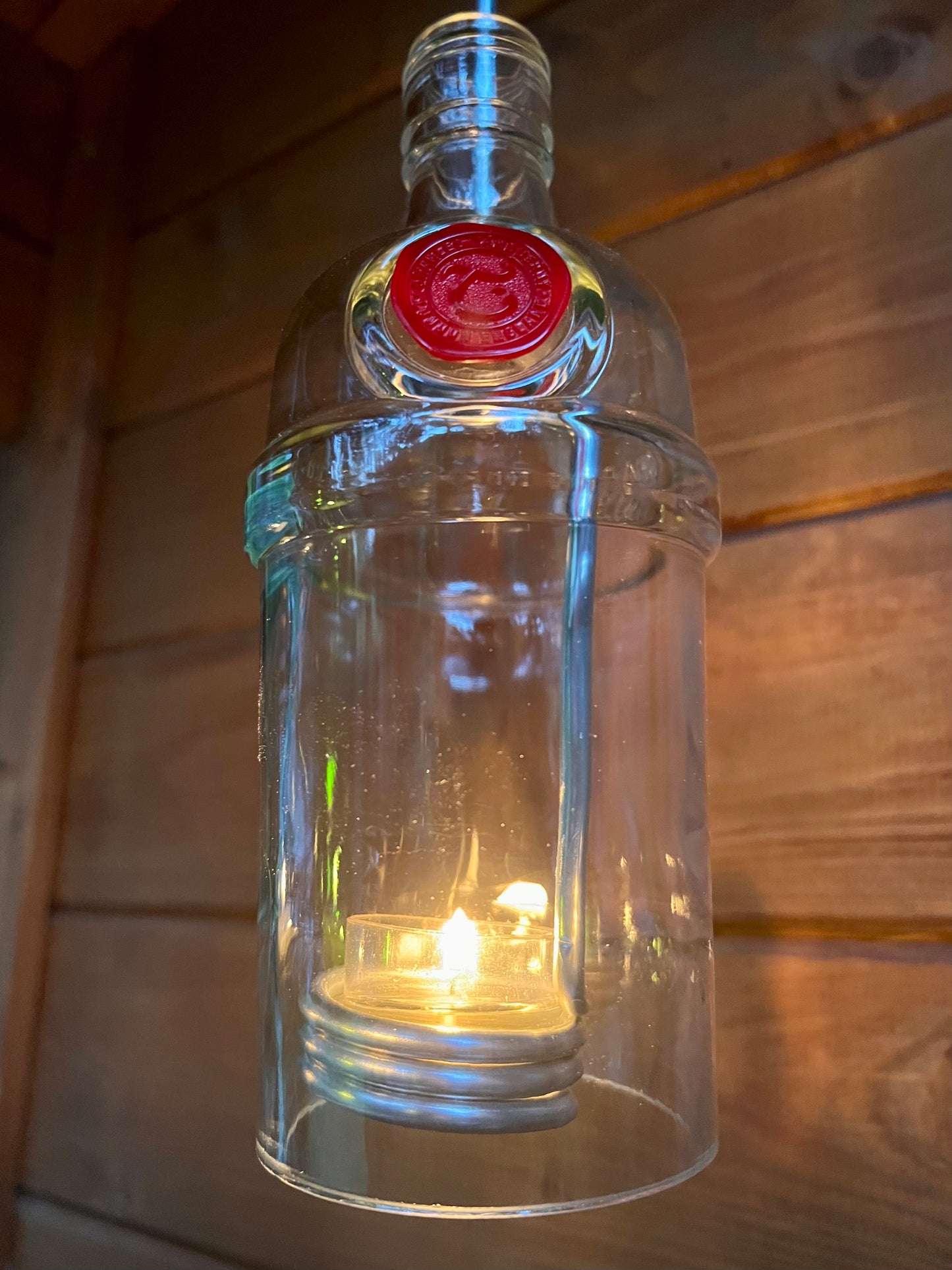 Windlicht aus Tanqueray 0,7l Gin Flasche - ein Flaschenjunge (zum Anhängen) in schlichtem Weiß - besonderes Unikat mit Drahteinsatz