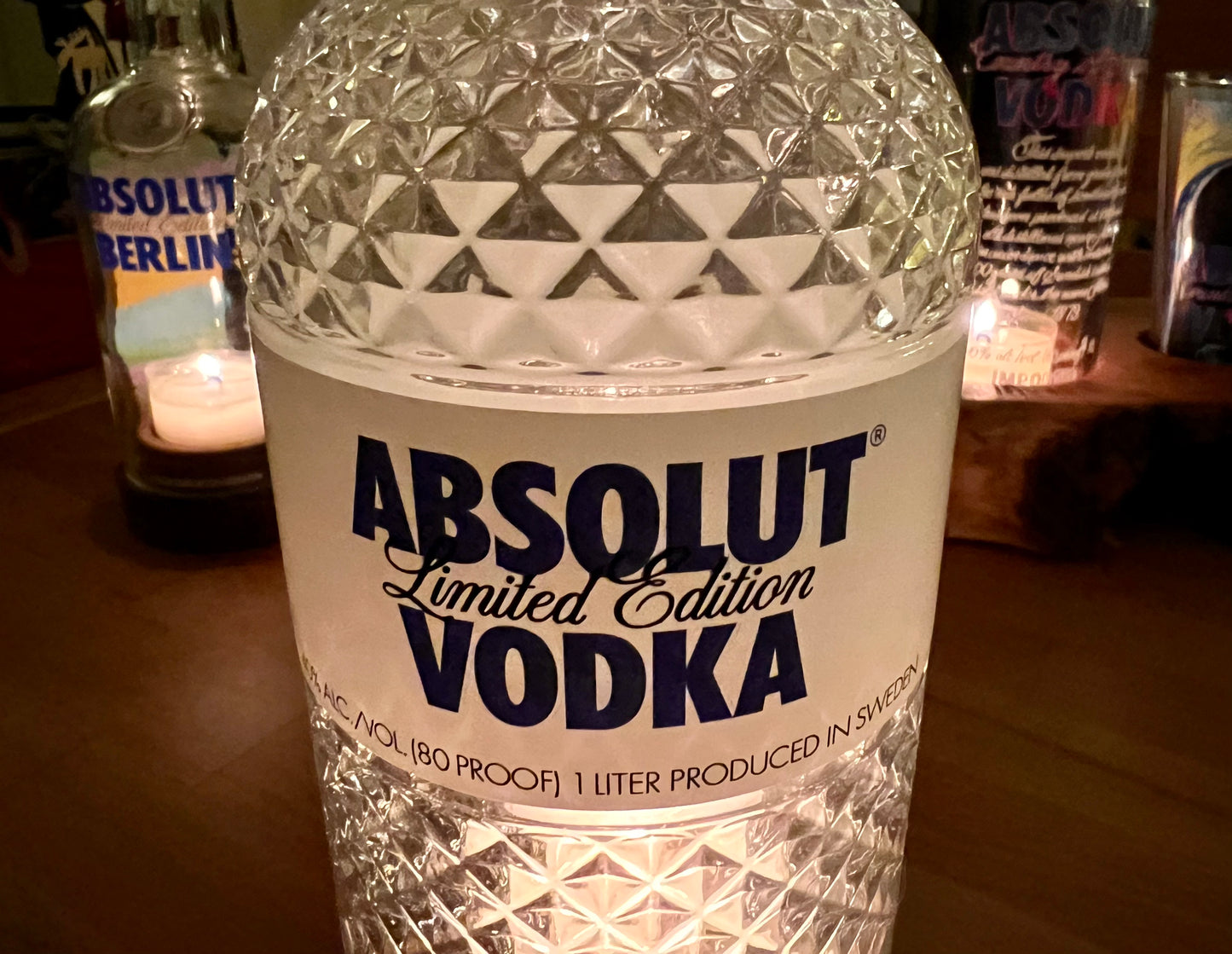 Handgefertigtes Windlicht aus Absolut Vodka Flasche – gedrechselter Holzsockel – flackerndes Licht Glasrelief Limited Edition – mit Teelicht