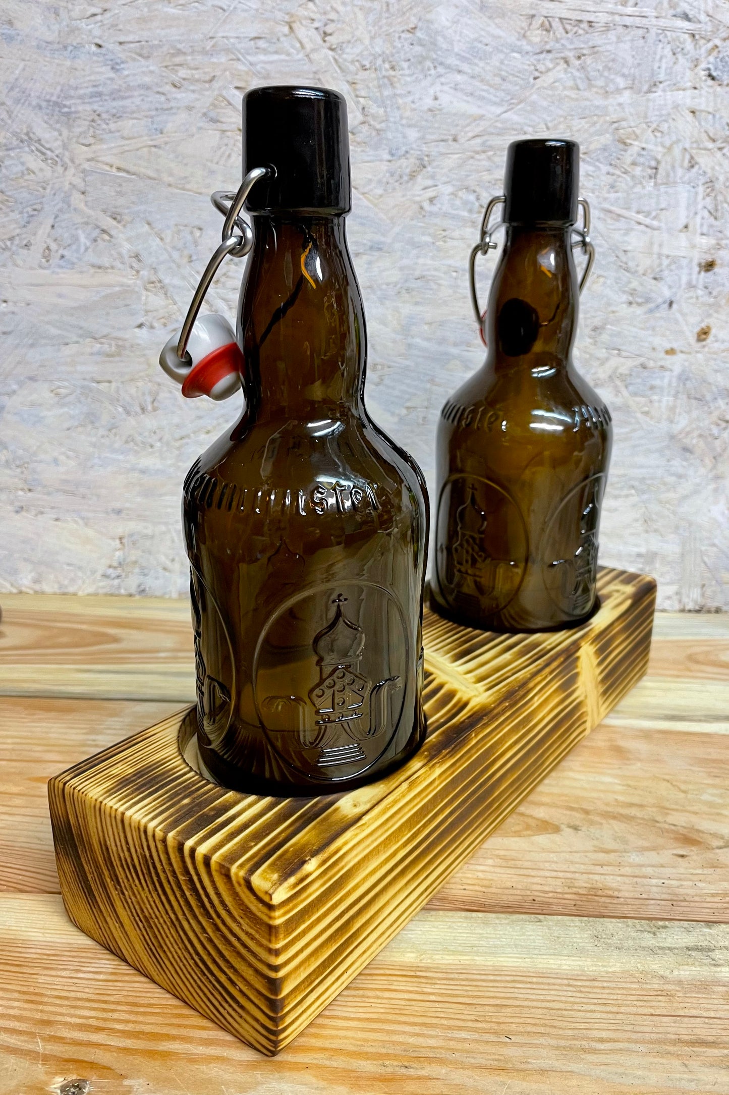 Tischleuchter zweiflammig mit Altenmünster Bügelflaschen - Glas auf Holz - besonderes Unikat auf Kantholz - Auftragsarbeit