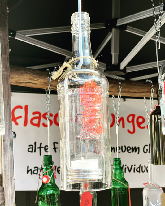 Windlicht aus Captain Morgan Flasche - ein Flaschenjunge (zum Anhängen) mit Glasrelief - besonderes Unikat mit Drahteinsatz