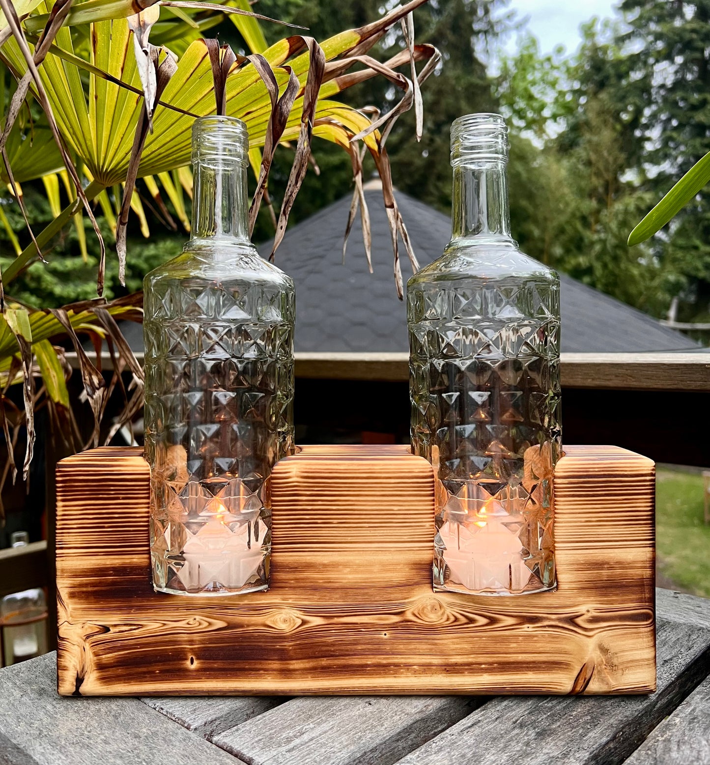 Tischleuchter aus Three Sixty Vodka Flaschen auf Kantholz