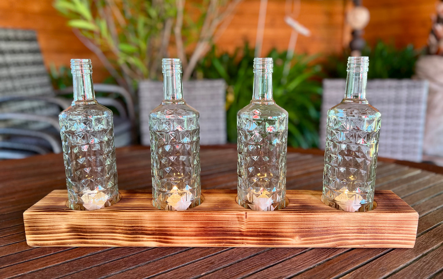 Tischleuchter vierflammig mit alten Three Sixty Vodka Flaschen - Glas auf Holz - besonderes Unikat auf Kantholz – Auftragsarbeit