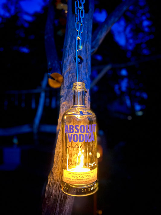 Windlicht aus Absolut Standard Vodka Flasche - mit Bild der schwedischen Brennerei als Aufdruck - besonderes Unikat mit Drahteinsatz