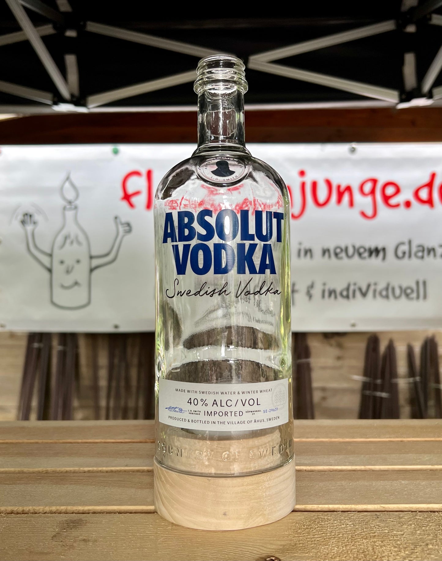 Windlicht aus alter Flasche - Standjunge Absolut Standard Vodka - besonderes Unikat mit Holzsockel