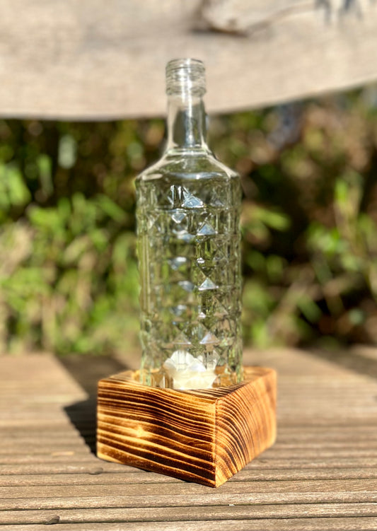 Tischleuchter einflammig mit alter Three Sixty Vodka Flasche - Glas auf Holz - besonderes Unikat auf Kantholz - Auftragsarbeit