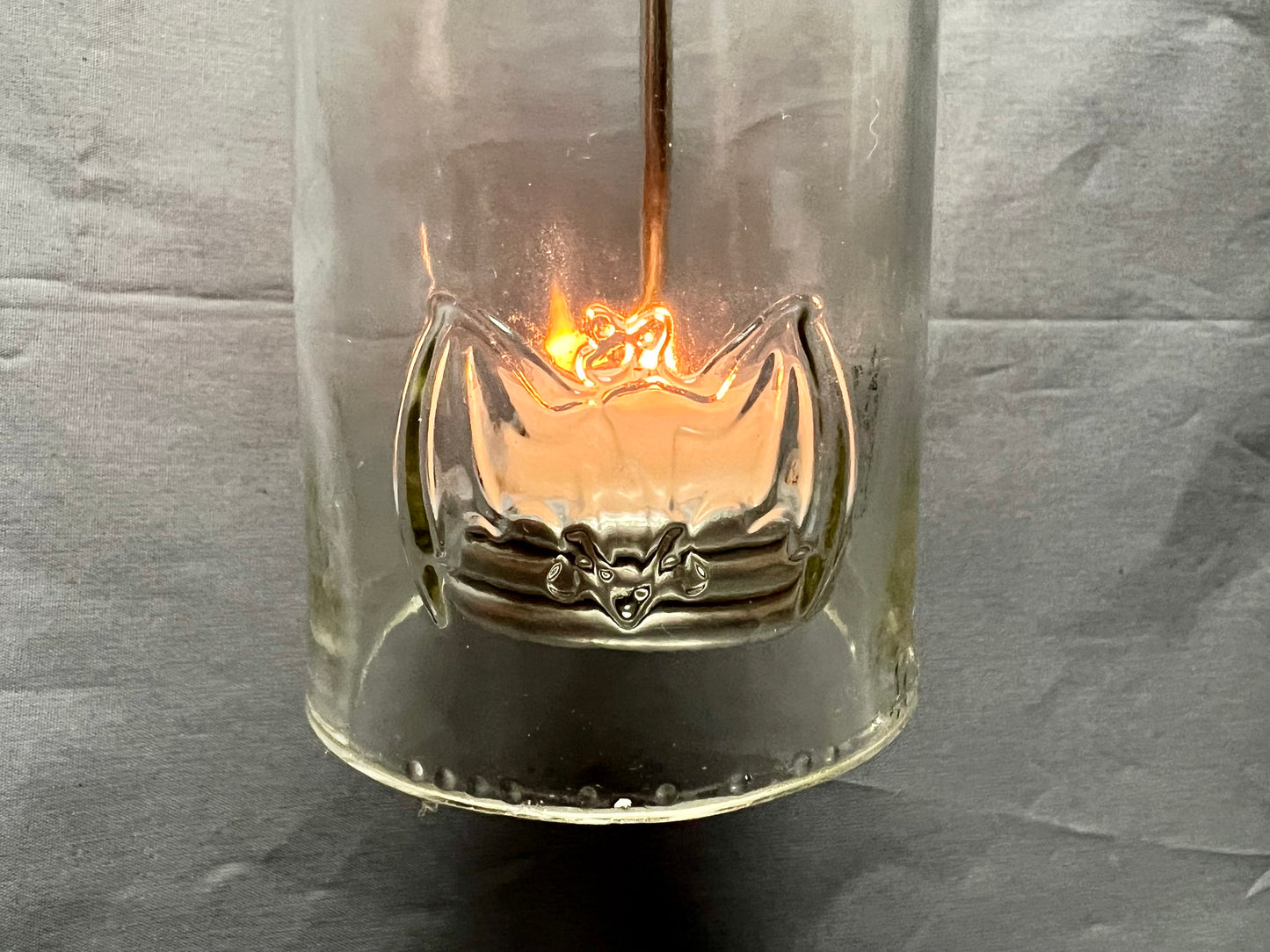 Windlicht aus Bacardi Rum Flasche mit Teelicht - Relief mit Fledermaus - Upcycling Hängelampe für den Garten