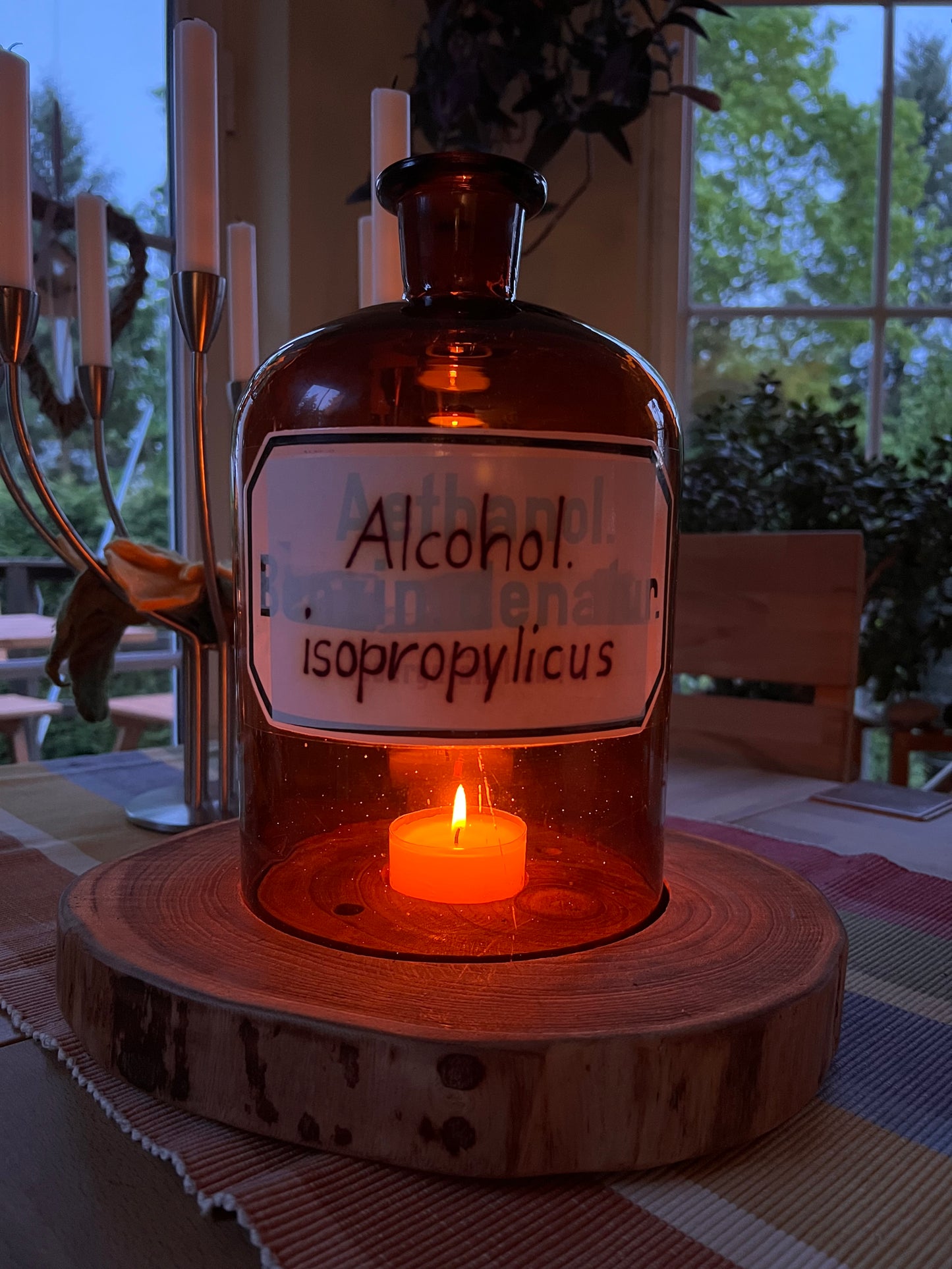 Standjunge XXL aus Apotheker Flasche auf Holzscheibe