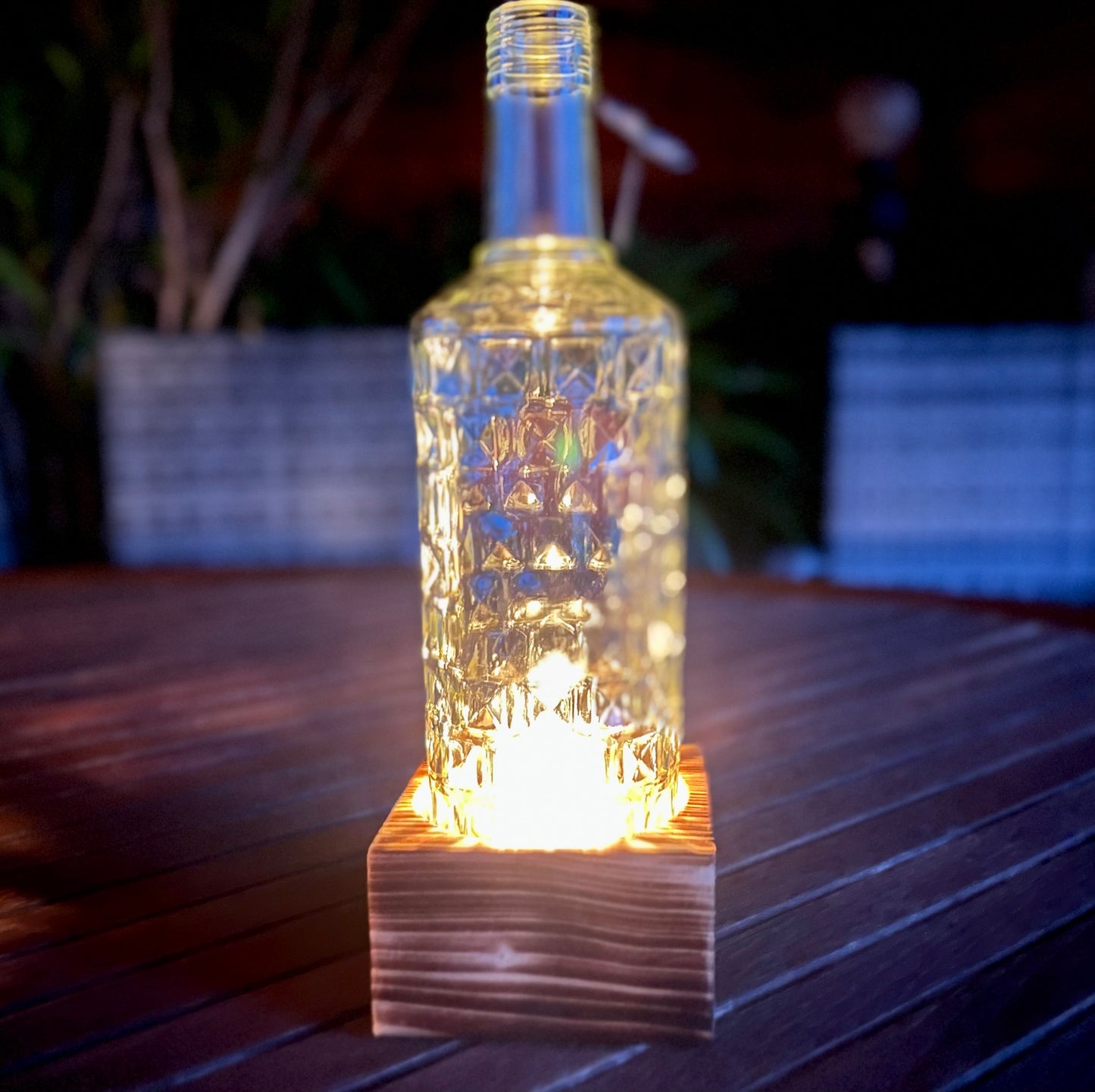 Tischleuchter einflammig mit alter Three Sixty Vodka Flasche - Glas auf Holz - besonderes Unikat auf Kantholz - Auftragsarbeit