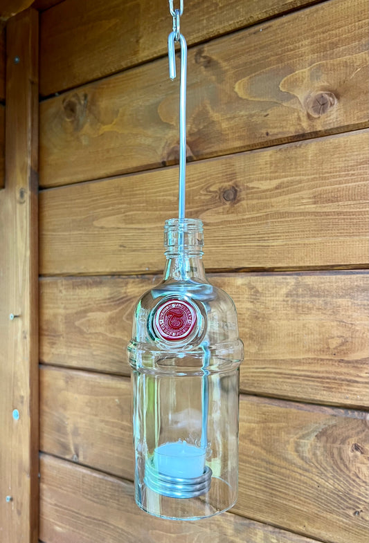 Windlicht aus Tanqueray 0,7l Gin Flasche - ein Flaschenjunge (zum Anhängen) in schlichtem Weiß - besonderes Unikat mit Drahteinsatz