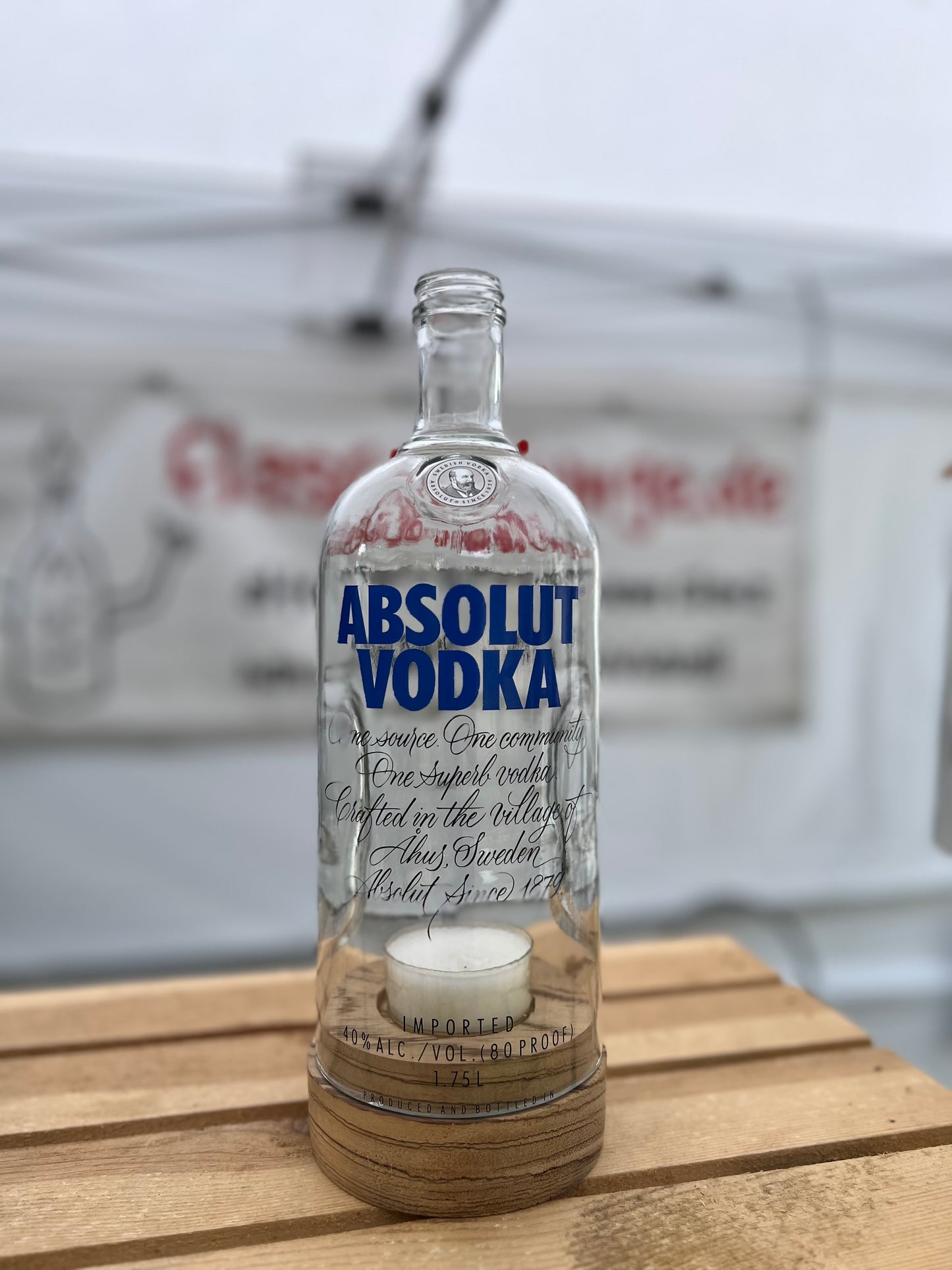 Windlicht aus alter Flasche - Standjunge XXL Absolut Standard Vodka - besonderes Unikat mit Holzsockel