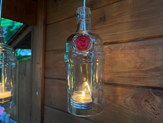Windlicht aus Tanqueray 0,7l Gin Flasche - ein Flaschenjunge (zum Anhängen) in schlichtem Weiß - besonderes Unikat mit Drahteinsatz