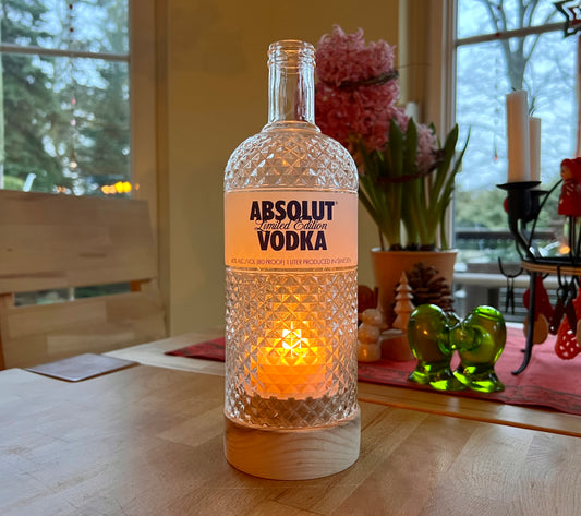 Handgefertigtes Windlicht aus Absolut Vodka Flasche – gedrechselter Holzsockel – flackerndes Licht Glasrelief Limited Edition – mit Teelicht