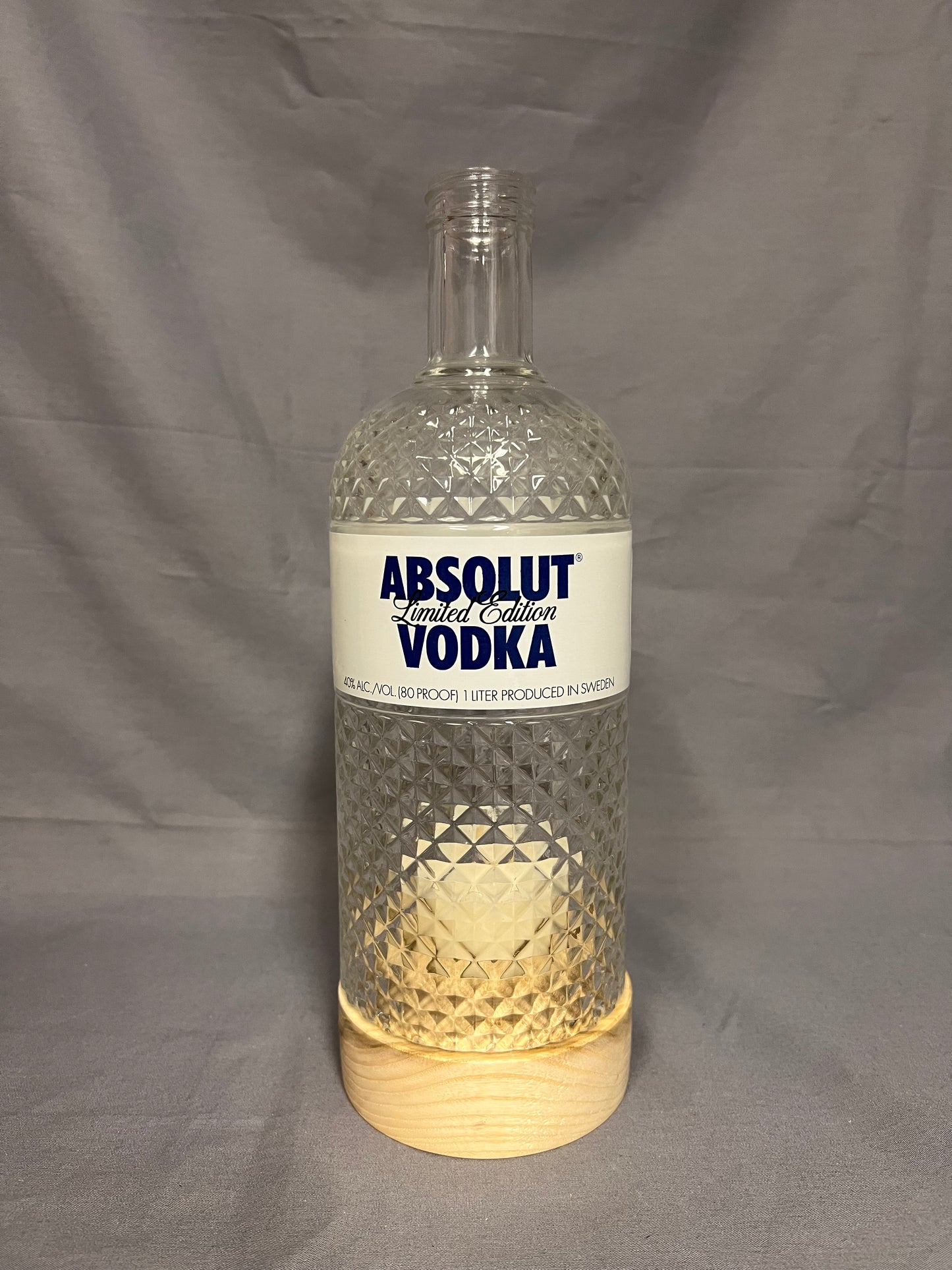 Handgefertigtes Windlicht aus Absolut Vodka Flasche – gedrechselter Holzsockel – flackerndes Licht Glasrelief Limited Edition – mit Teelicht