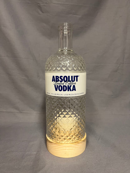 Handgefertigtes Windlicht aus Absolut Vodka Flasche – gedrechselter Holzsockel – flackerndes Licht Glasrelief Limited Edition – mit Teelicht