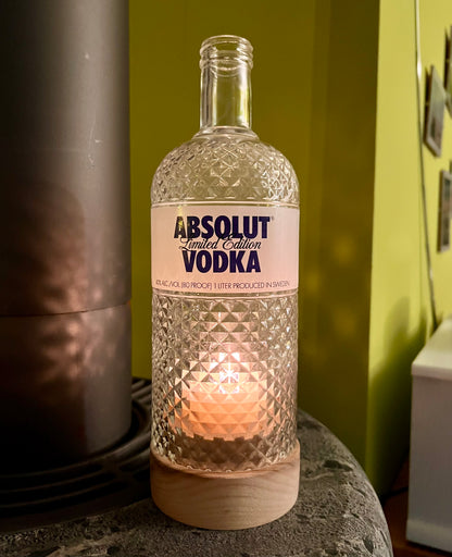 Handgefertigtes Windlicht aus Absolut Vodka Flasche – gedrechselter Holzsockel – flackerndes Licht Glasrelief Limited Edition – mit Teelicht