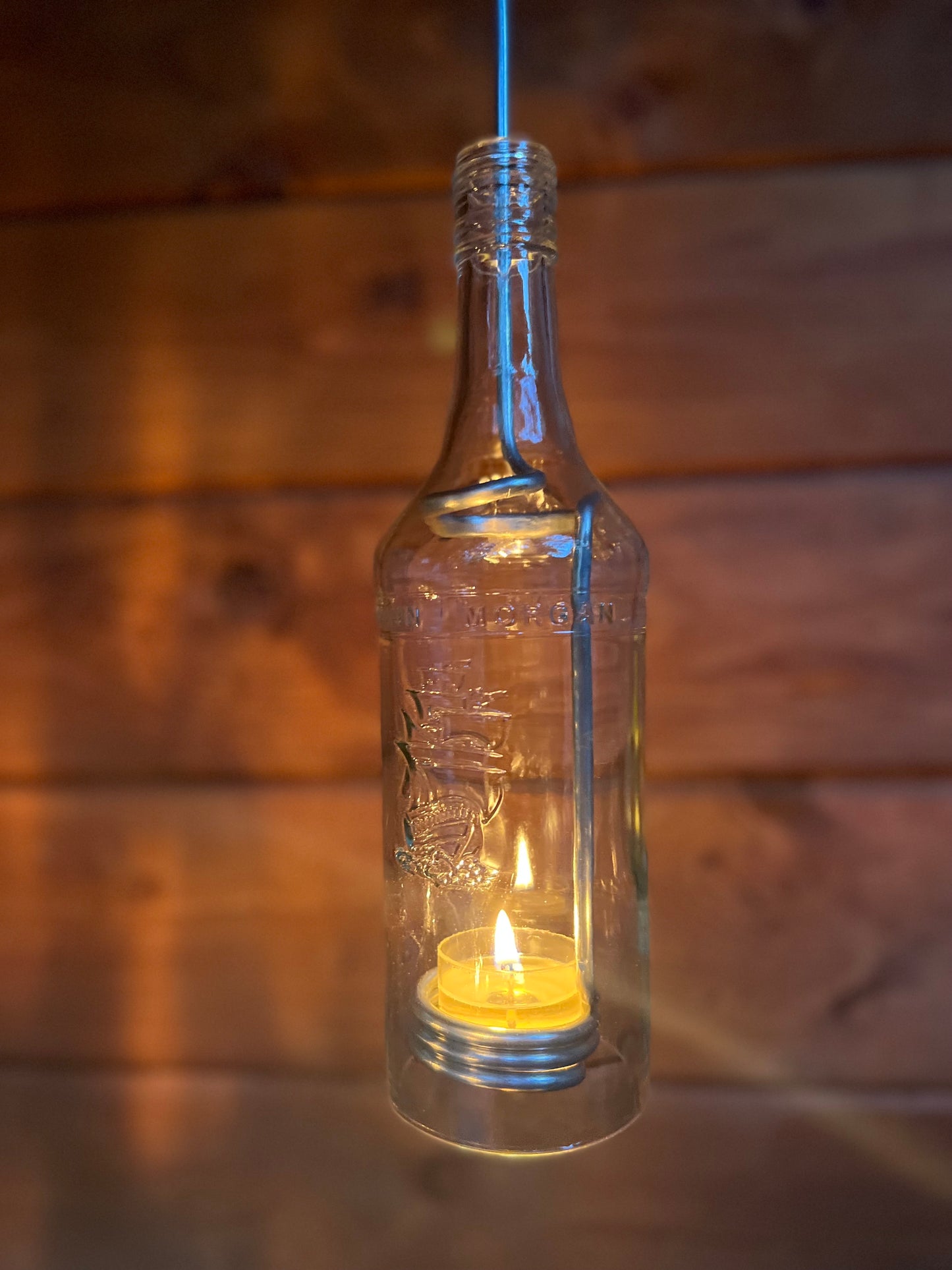 Windlicht aus Captain Morgan Flasche - ein Flaschenjunge (zum Anhängen) mit Glasrelief - besonderes Unikat mit Drahteinsatz