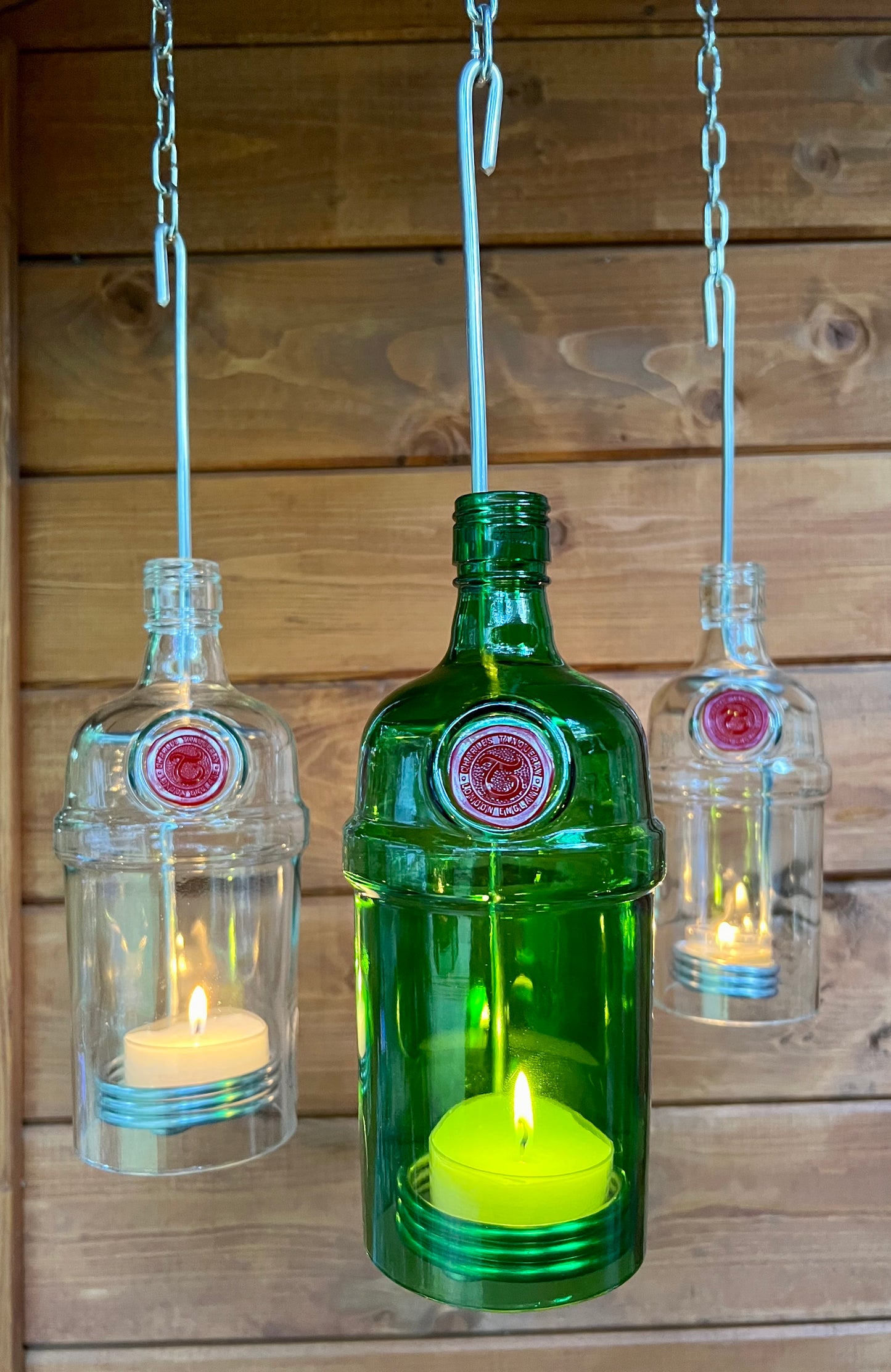 Windlicht aus Tanqueray 1l Gin Flasche - ein Flaschenjunge (zum Anhängen) in herrlichem Grün - besonderes Unikat mit Drahteinsatz
