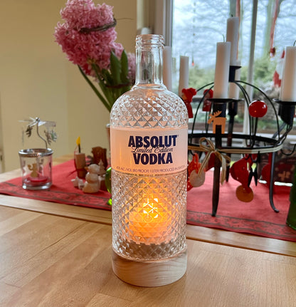 Handgefertigtes Windlicht aus Absolut Vodka Flasche – gedrechselter Holzsockel – flackerndes Licht Glasrelief Limited Edition – mit Teelicht