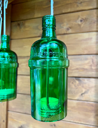 Windlicht aus Tanqueray 1l Gin Flasche - ein Flaschenjunge (zum Anhängen) in herrlichem Grün - besonderes Unikat mit Drahteinsatz