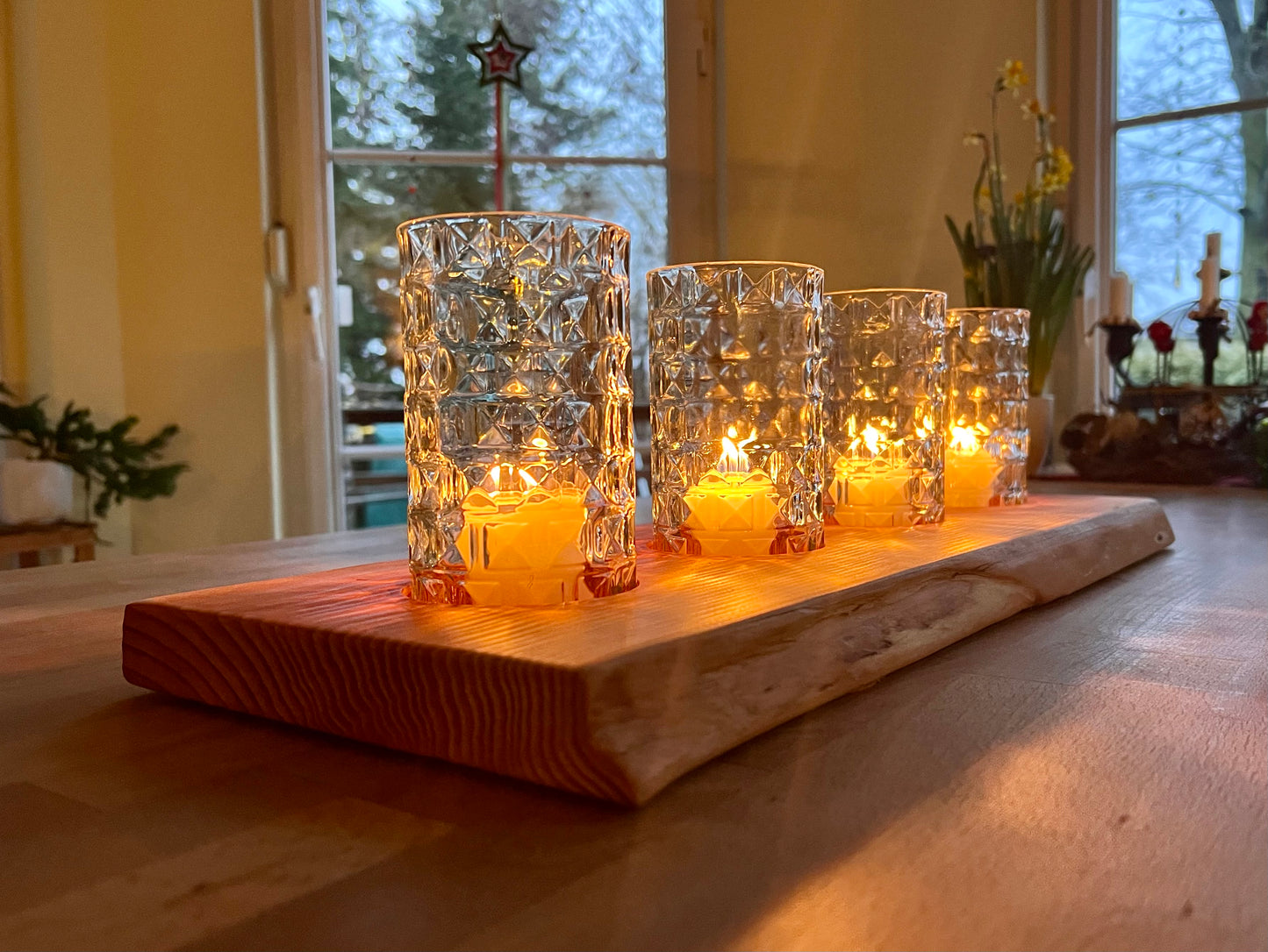 Tischleuchter aus Hülsen von Three Sixty Vodka Flaschen auf Holzbrett aus Douglasie vierflammig
