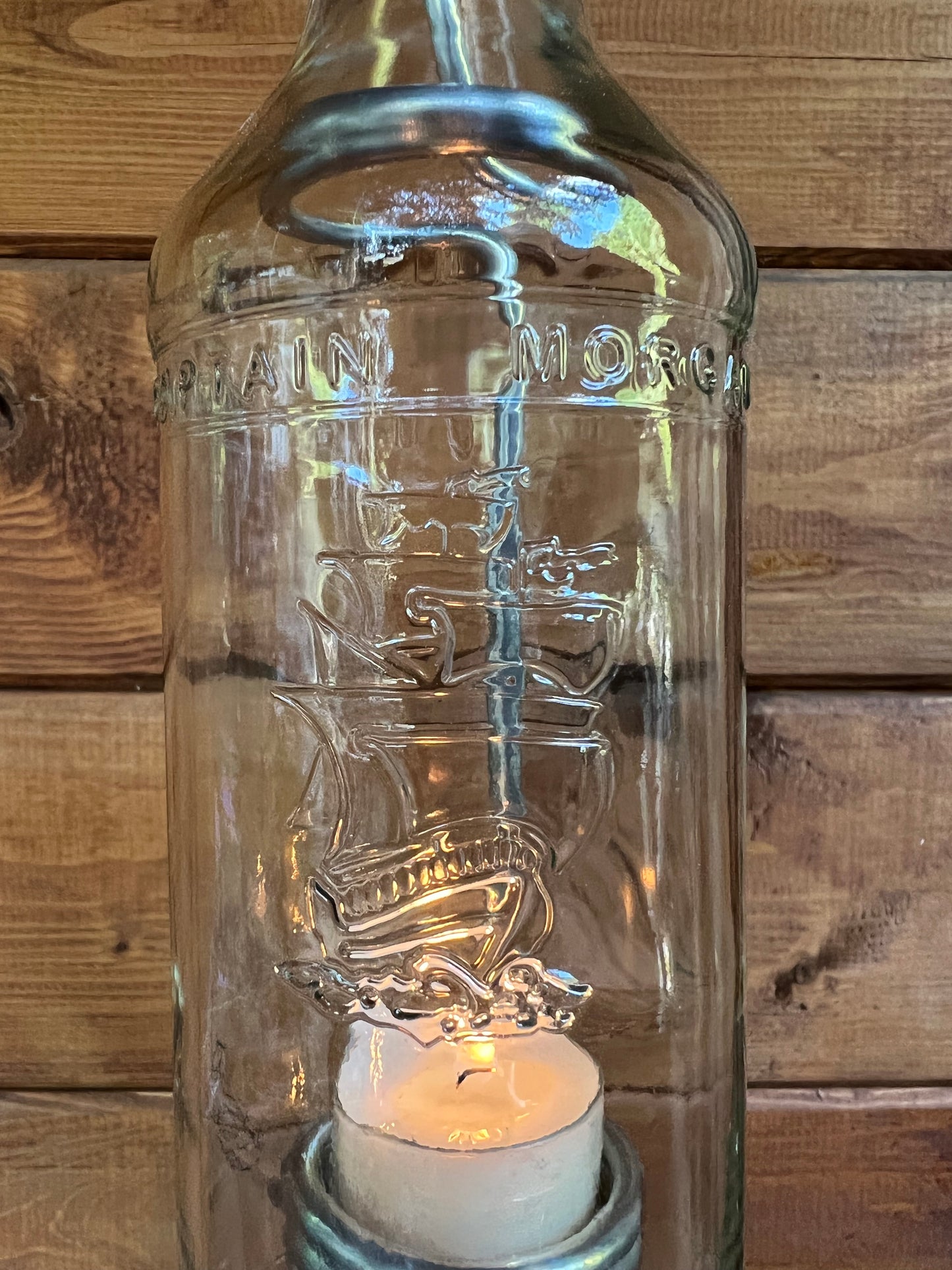 Windlicht aus Captain Morgan Flasche - ein Flaschenjunge (zum Anhängen) mit Glasrelief - besonderes Unikat mit Drahteinsatz