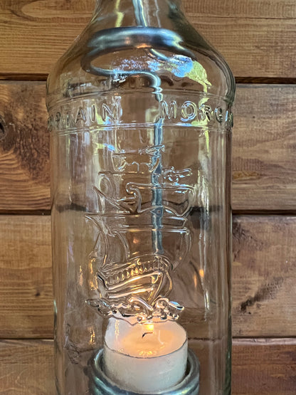 Windlicht aus Captain Morgan Flasche - ein Flaschenjunge (zum Anhängen) mit Glasrelief - besonderes Unikat mit Drahteinsatz