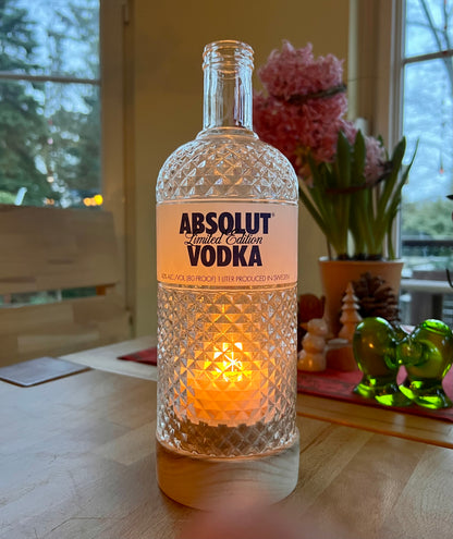 Handgefertigtes Windlicht aus Absolut Vodka Flasche – gedrechselter Holzsockel – flackerndes Licht Glasrelief Limited Edition – mit Teelicht