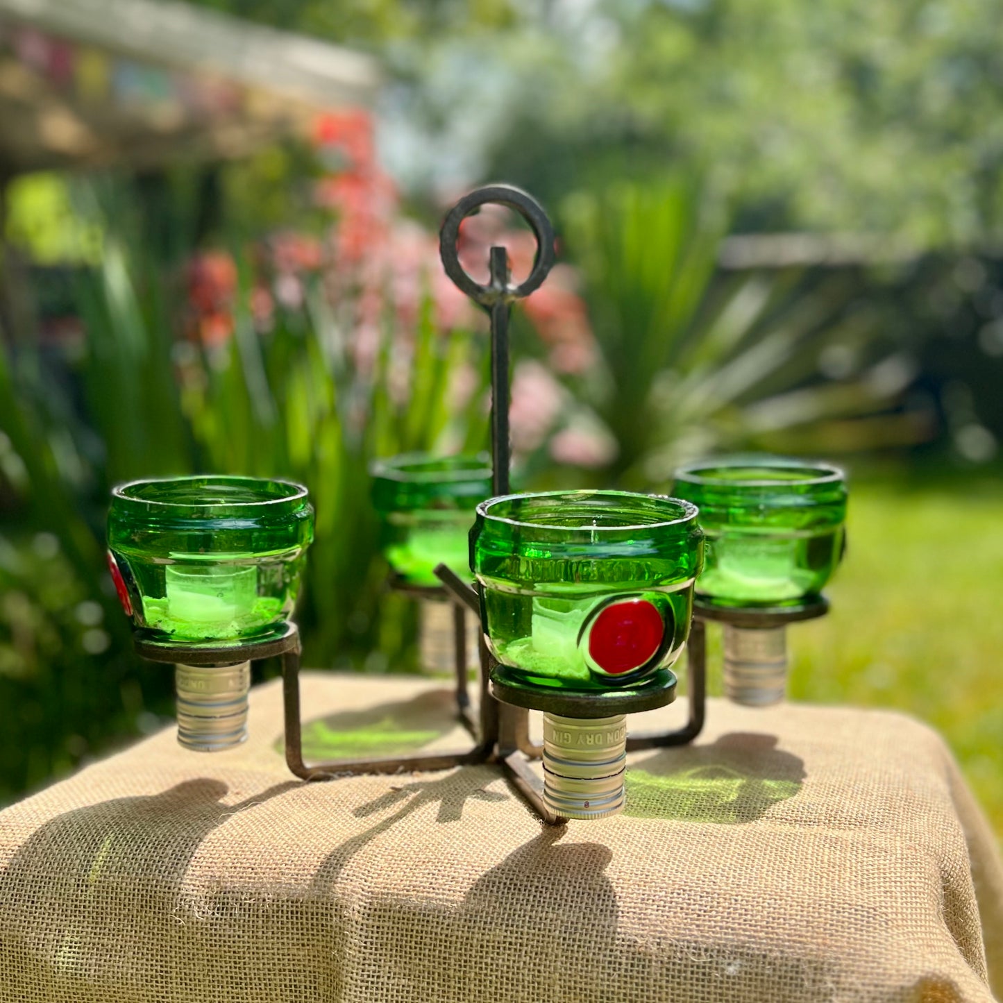Hängeleuchter mit Flaschenoberteilen von Tanqueray Gin Flaschen vierflammig