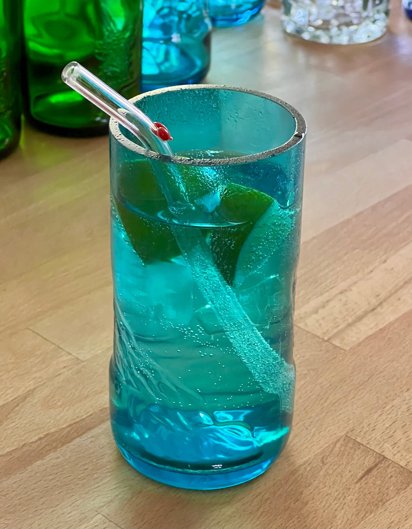 3er Set Gläser aus Selters Wasser Flaschen - verzauberndes blau mit Glasrelief - Unikate aus Flaschenunterteilen