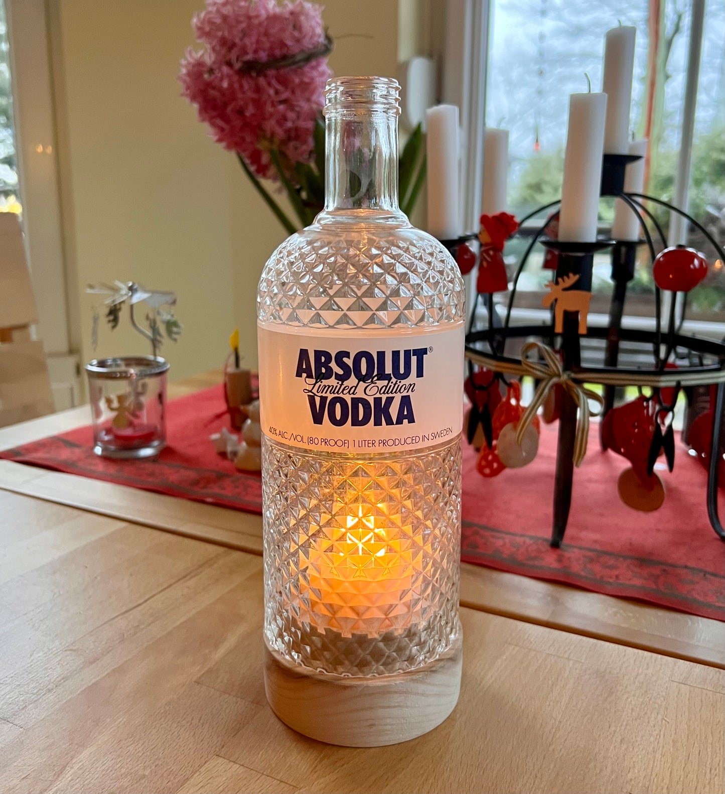 Handgefertigtes Windlicht aus Absolut Vodka Flasche – gedrechselter Holzsockel – flackerndes Licht Glasrelief Limited Edition – mit Teelicht