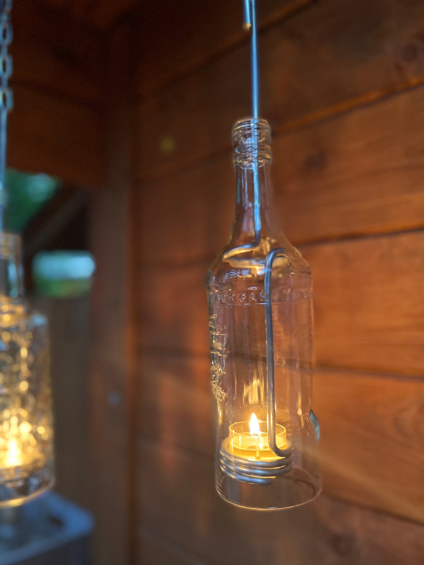 Windlicht aus Captain Morgan Flasche - ein Flaschenjunge (zum Anhängen) mit Glasrelief - besonderes Unikat mit Drahteinsatz