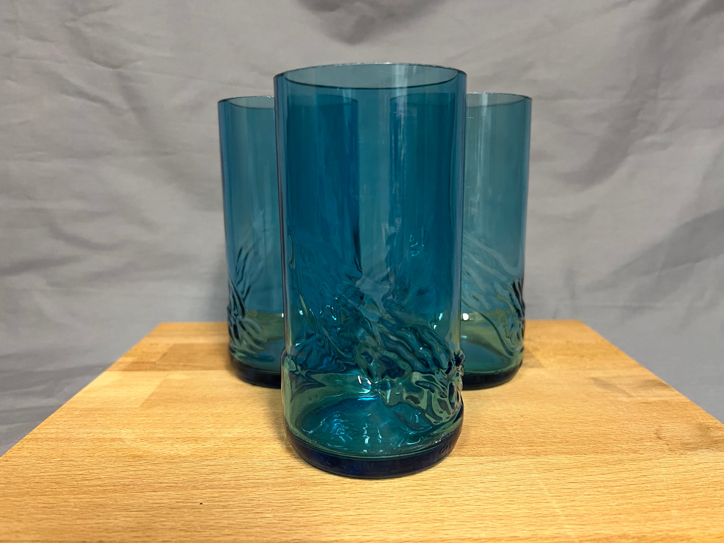 3er Set Gläser aus Selters Wasser Flaschen - verzauberndes blau mit Glasrelief - Unikate aus Flaschenunterteilen
