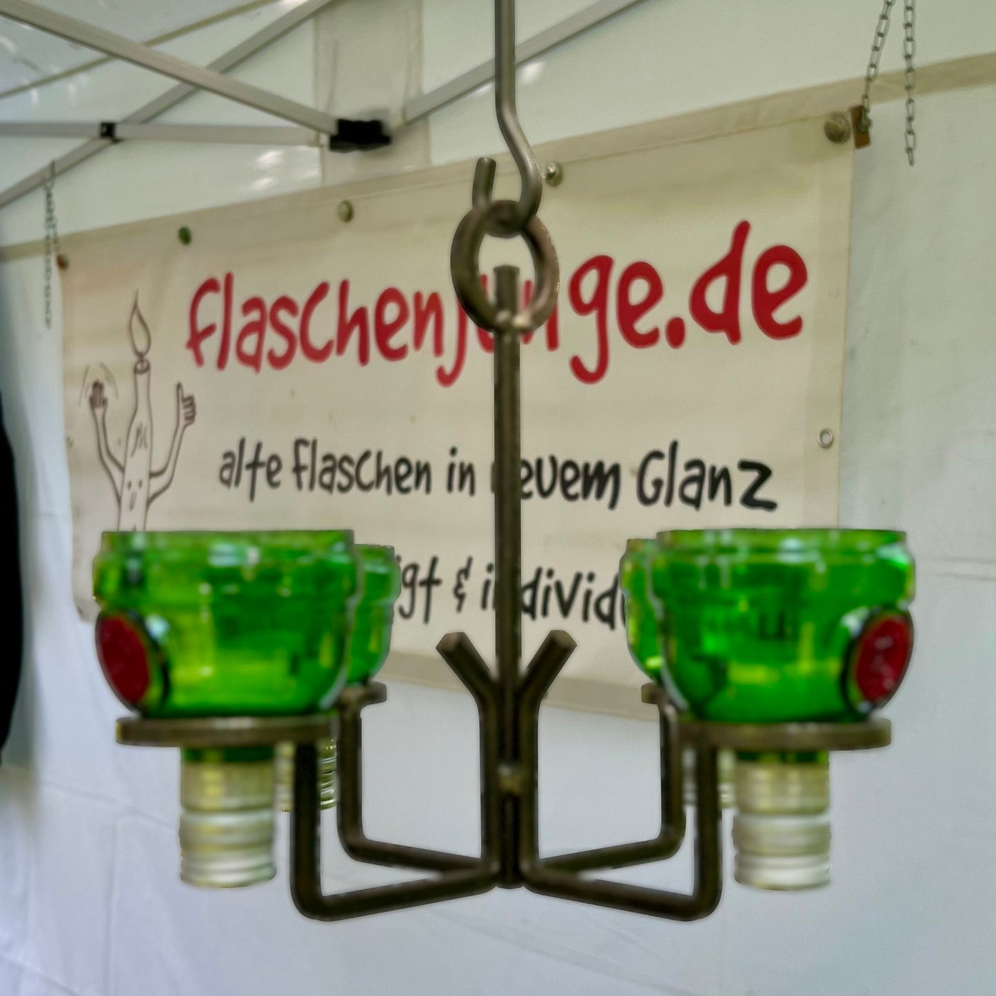 Hängeleuchter mit Flaschenoberteilen von Tanqueray Gin Flaschen vierflammig