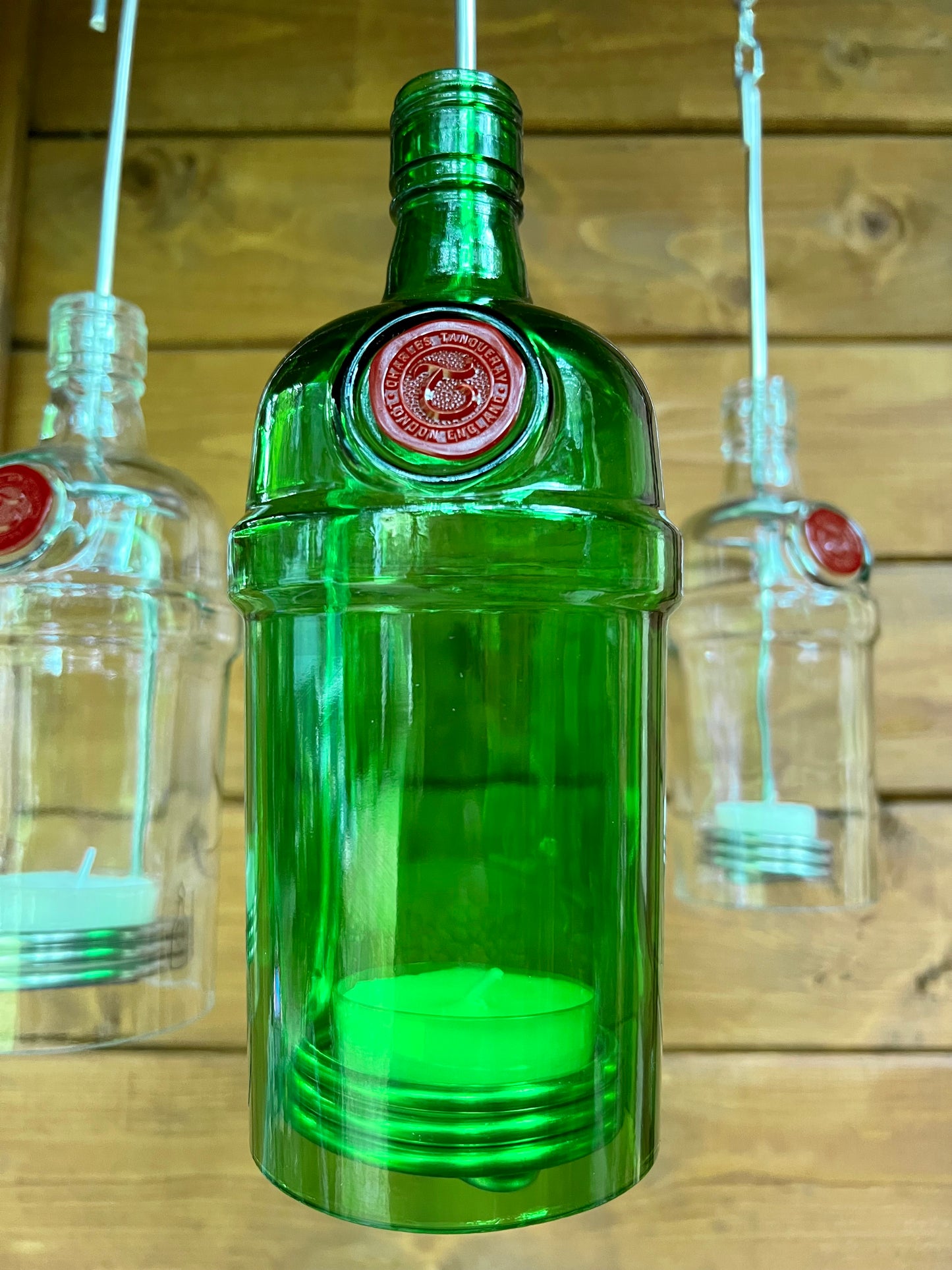 Windlicht aus Tanqueray 1l Gin Flasche - ein Flaschenjunge (zum Anhängen) in herrlichem Grün - besonderes Unikat mit Drahteinsatz