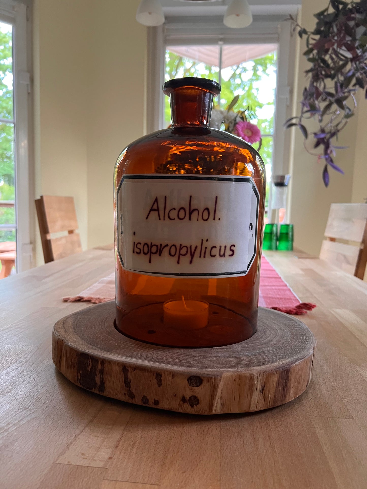 Standjunge XXL aus Apotheker Flasche auf Holzscheibe