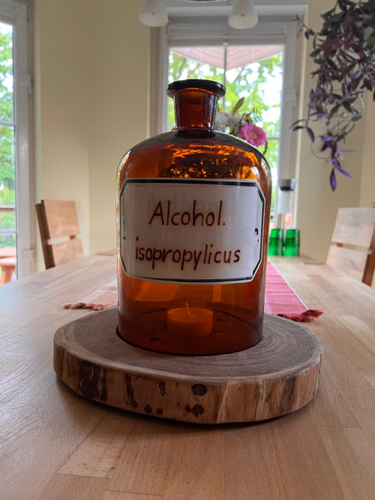 Standjunge XXL aus Apotheker Flasche auf Holzscheibe
