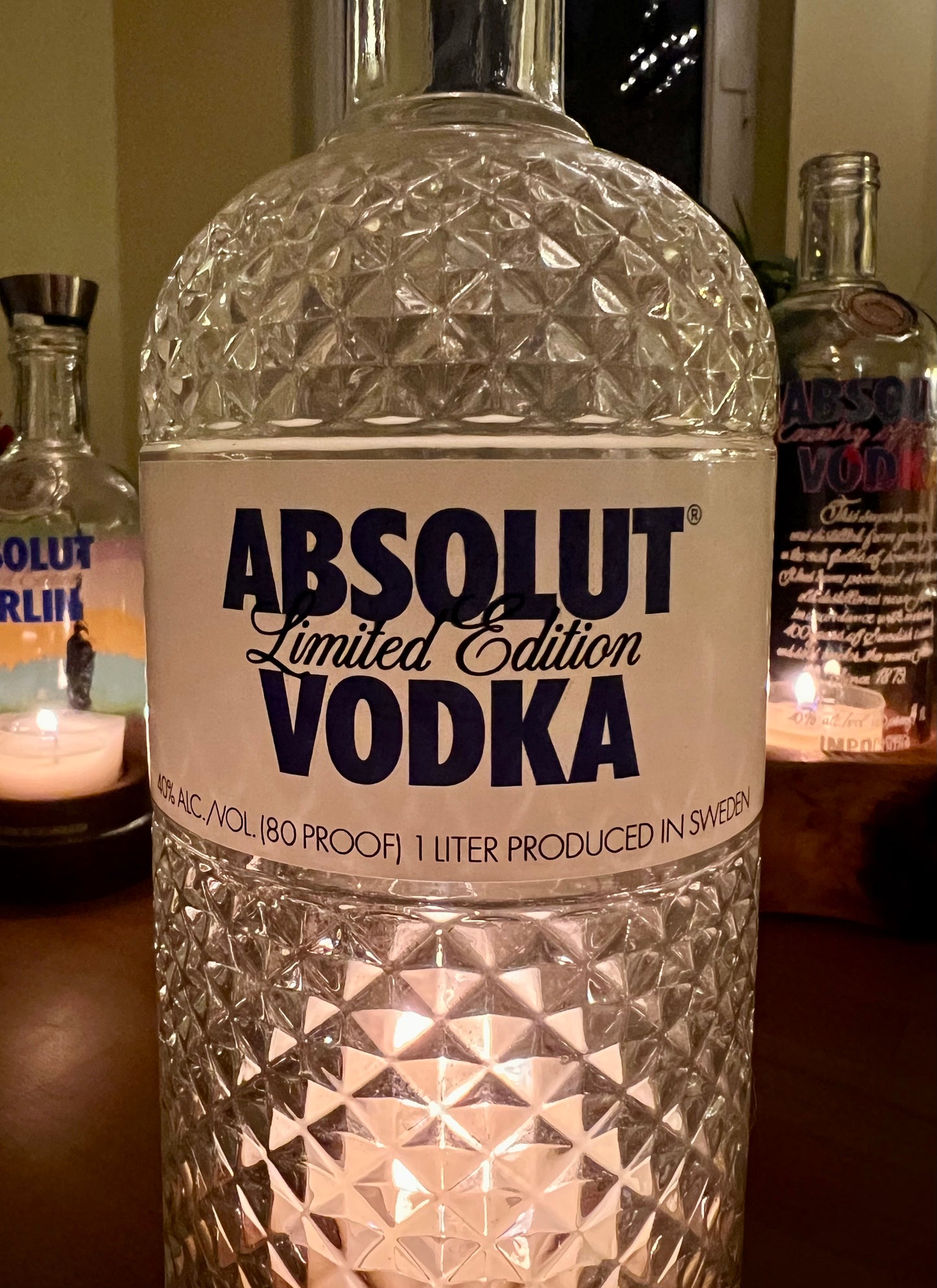 Handgefertigtes Windlicht aus Absolut Vodka Flasche – gedrechselter Holzsockel – flackerndes Licht Glasrelief Limited Edition – mit Teelicht