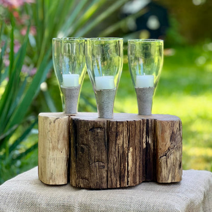 Tischleuchter mit Oberteilen von alten Wein Flaschen auf Robinienholz dreiflammig