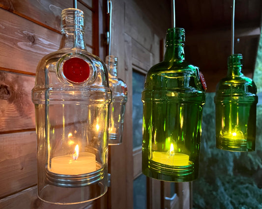 Windlicht aus Tanqueray 1l Gin Flasche - ein Flaschenjunge (zum Anhängen) in schlichtem Weiß - besonderes Unikat mit Drahteinsatz
