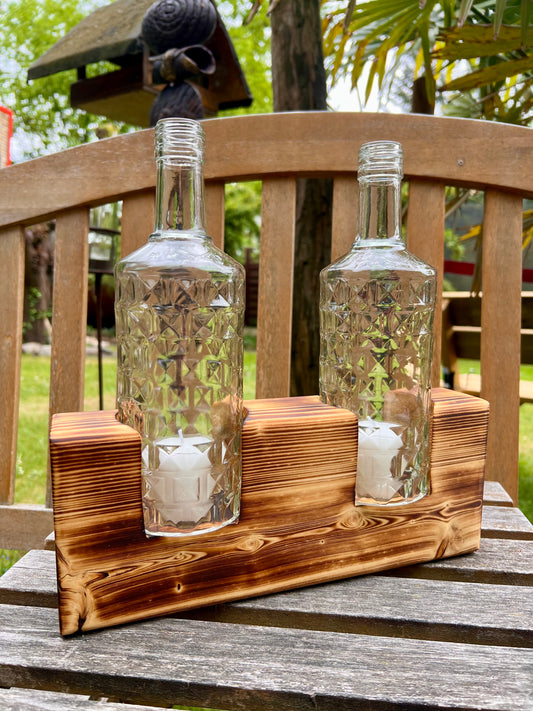 Tischleuchter aus Three Sixty Vodka Flaschen auf Kantholz