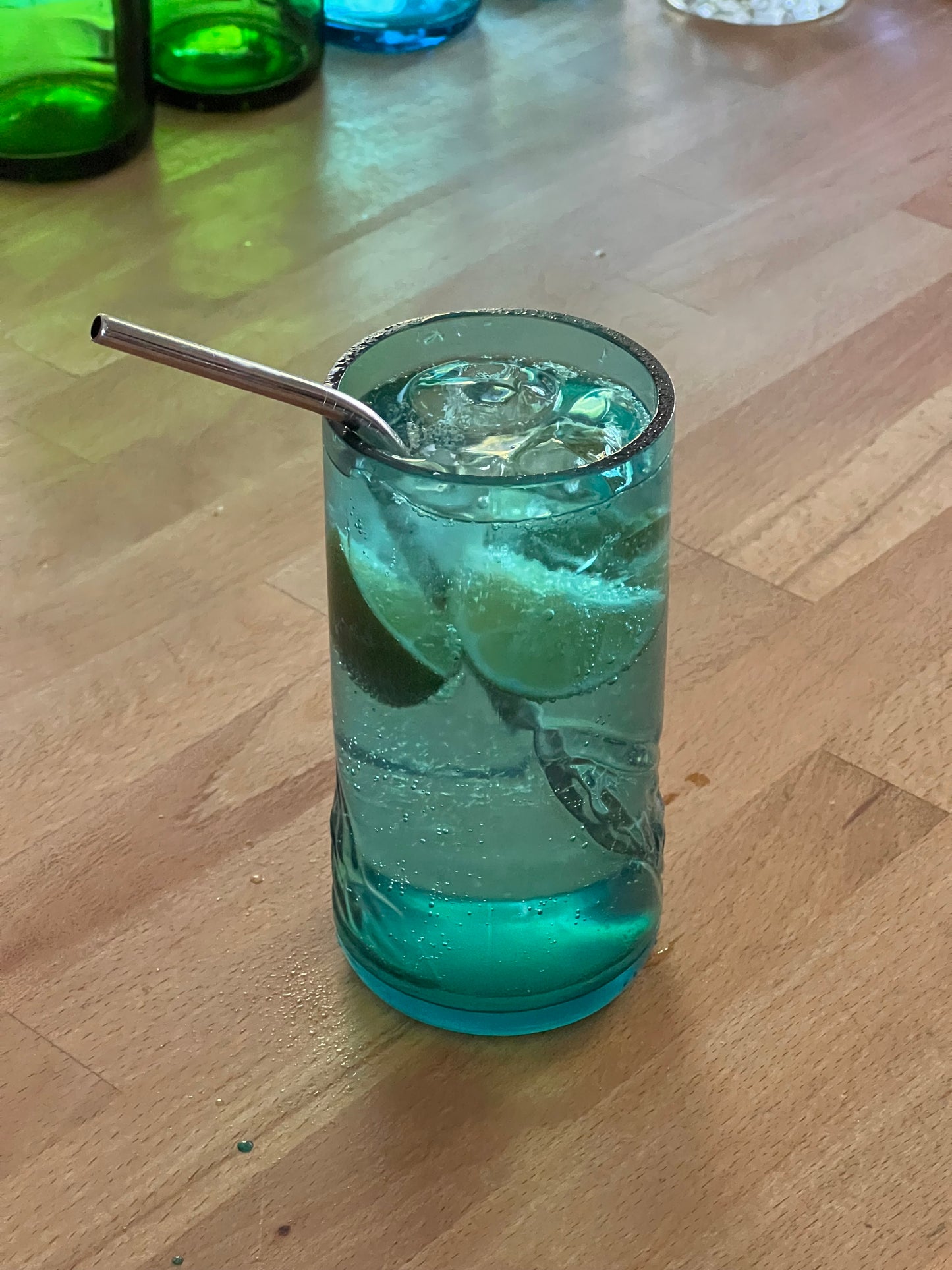 3er Set Gläser aus Selters Wasser Flaschen - verzauberndes blau mit Glasrelief - Unikate aus Flaschenunterteilen