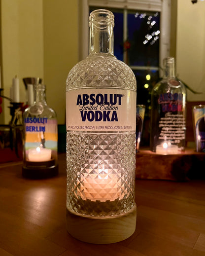 Handgefertigtes Windlicht aus Absolut Vodka Flasche – gedrechselter Holzsockel – flackerndes Licht Glasrelief Limited Edition – mit Teelicht