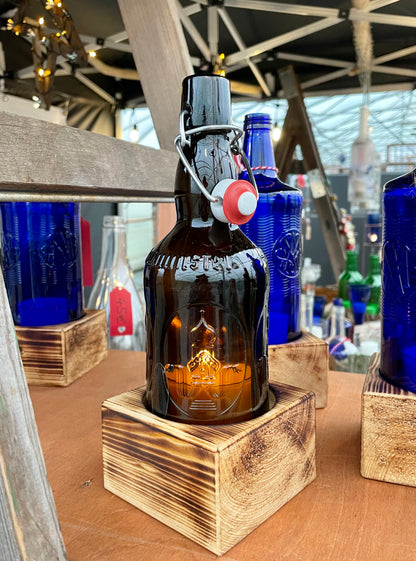 Tischleuchter einflammig mit Altenmünster Bügelflasche - Glas auf Holz - besonderes Unikat auf Kantholz - Auftragsarbeit