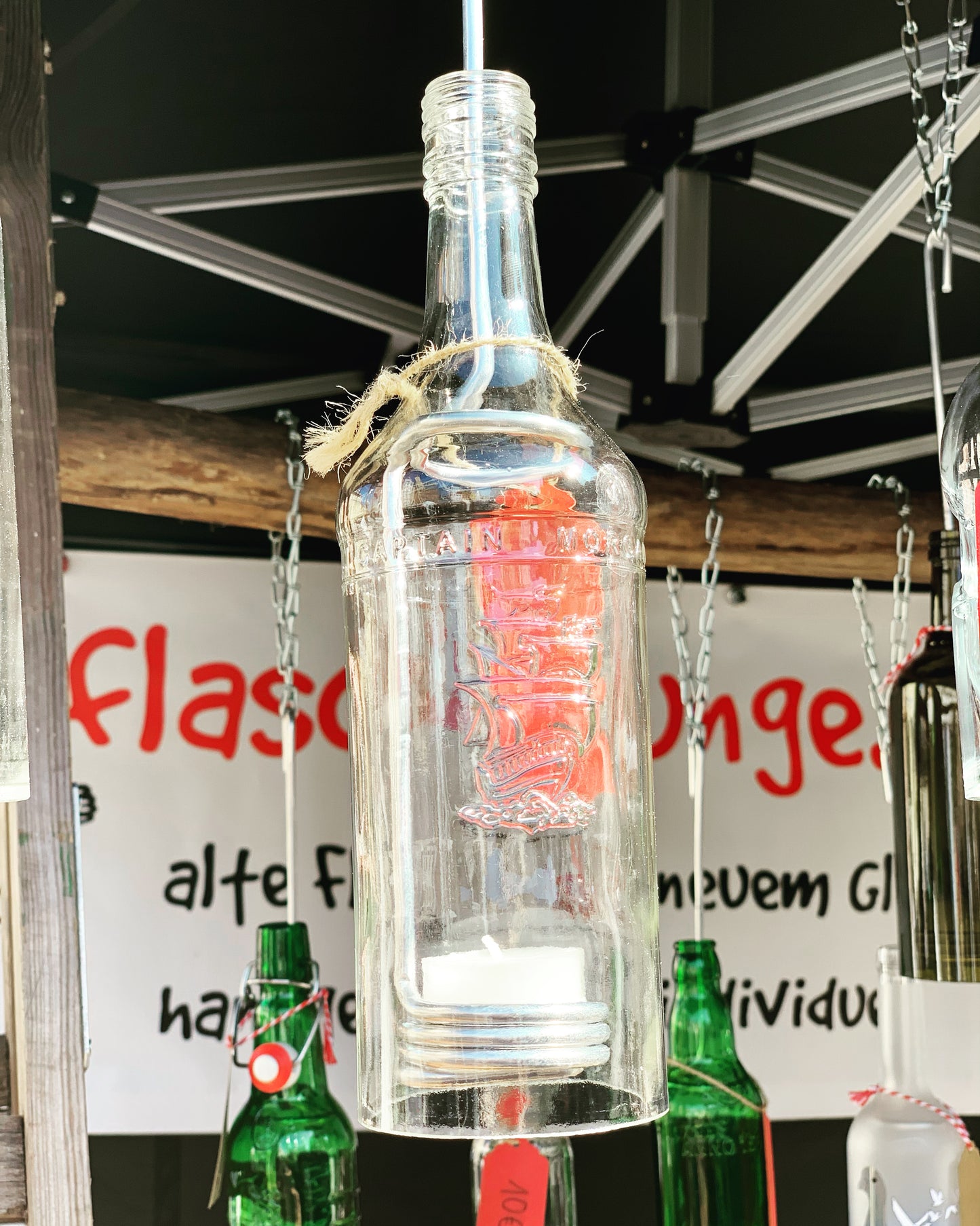 Windlicht aus Captain Morgan Flasche - ein Flaschenjunge (zum Anhängen) mit Glasrelief - besonderes Unikat mit Drahteinsatz
