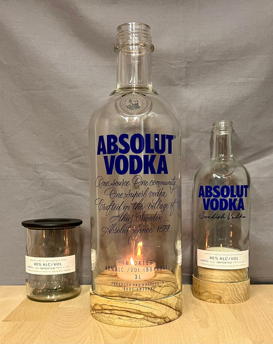 Windlicht aus alter Flasche - Standjunge XXL Absolut Standard Vodka - besonderes Unikat mit Holzsockel