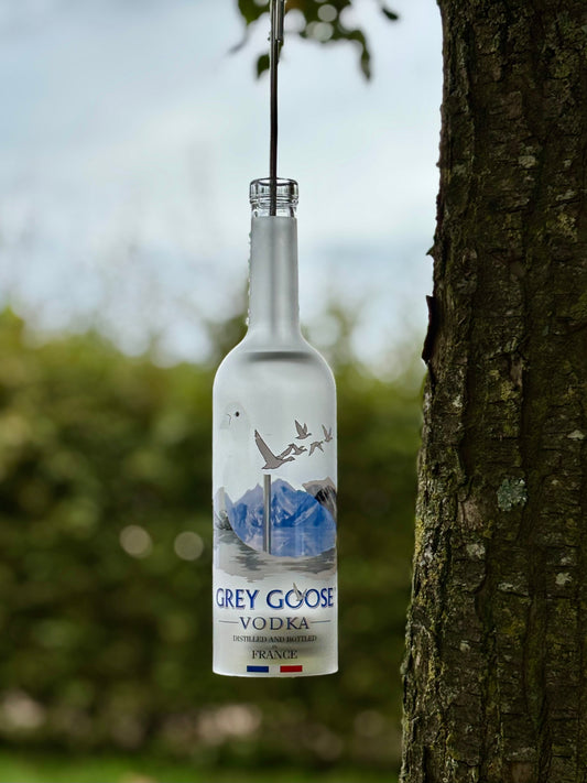 Windlicht aus Grey Goose Vodka Flasche - schönes Motiv Gans mit Bergen im Hintergrund  - besonderes Unikat mit Drahteinsatz